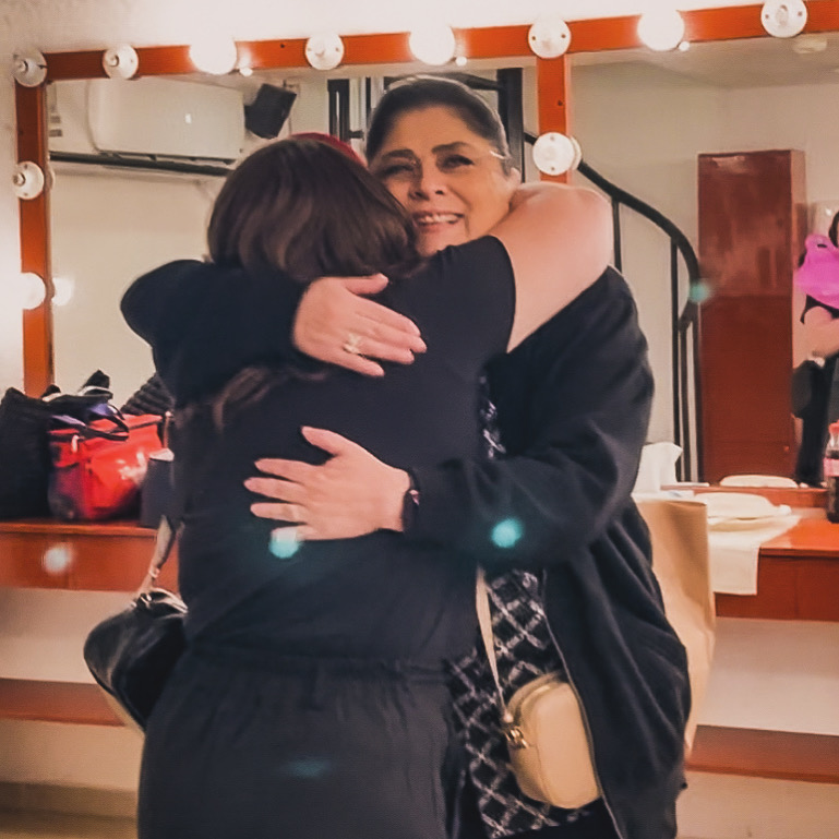 Victoria es un ser único. 
Su sonrisa, su mirada, su forma de hablar, encantan aún más cuando la ves en persona. 
Nunca más olvidaré ese día. 
La amo aún más.