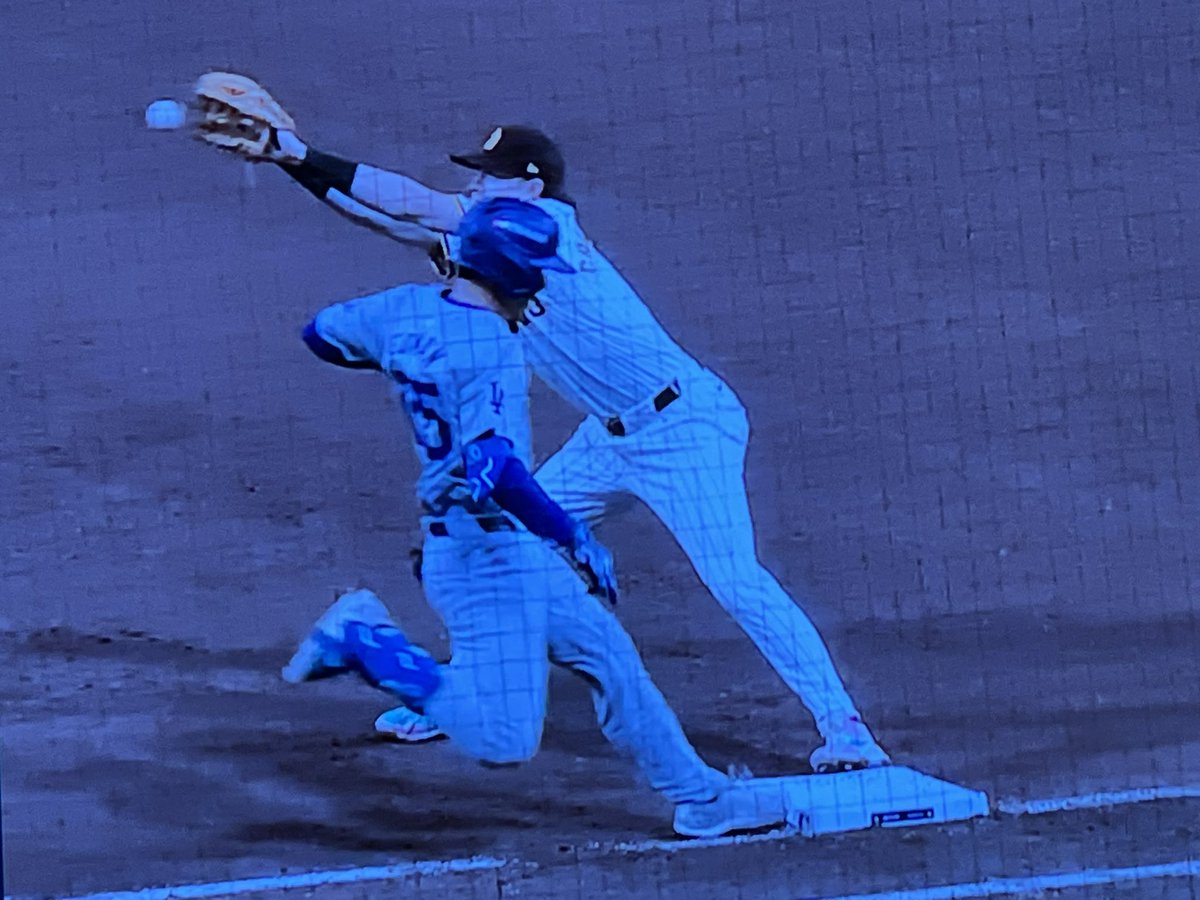 DannyFaccini's tweet photo. @MLB @Dodgers How is this out @MLB? https://t.co/I1IQkCqUPR