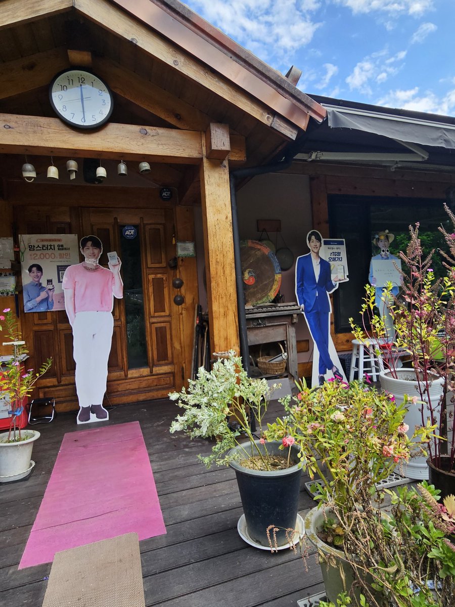 perfectnote14's tweet photo. I visited  the blessed ancestral home .  
Such a quiet soothing location. I kept the dogs company for an hour. It was closed of course but I got some inside shots.#SongJoongKi #Daejong https://t.co/n9kqesMWg2