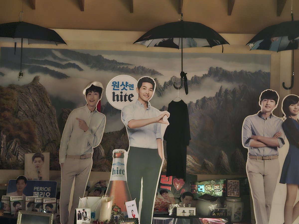 perfectnote14's tweet photo. I visited  the blessed ancestral home .  
Such a quiet soothing location. I kept the dogs company for an hour. It was closed of course but I got some inside shots.#SongJoongKi #Daejong https://t.co/n9kqesMWg2