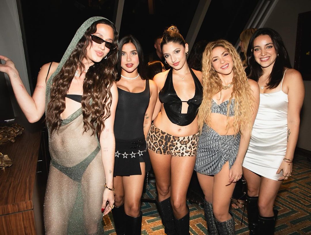 <a href="/shakira/">Shakira</a> apoyando la libertad de expresión, <a href="/JorgeChaconH/">Jorge Chacón</a>  modelo e influencer en el vídeo de soltera , previamente ya había subido vídeo de haber sido invitado a la grabación sin revelarlo abiertamente, estuvo en la discoteca ese día! Este video ser una verdadera fiesta 🥳🎆🥂