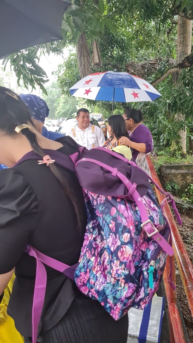 #ElPaísDD A pesar de la lluvia se mantiene una vigilia en UDELAS. Manifestantes indican que están a la espera de un fallo de la Corte Suprema de Justicia que ratifique a la profesora Gianna Rueda como rectora de esta casa de estudios superiores. 

El triunfo de Rueda  ha sido