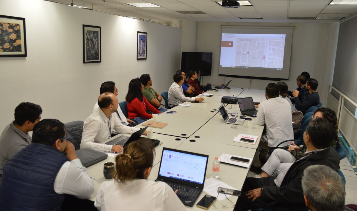 JorgeLopezGuz's tweet image. Con mucho gusto recibimos en el #INEGI al personal de la @DeseconomicoOax con quienes se revisaron los avances del proyecto “Oficina Virtual de Información Económica” #OVIE