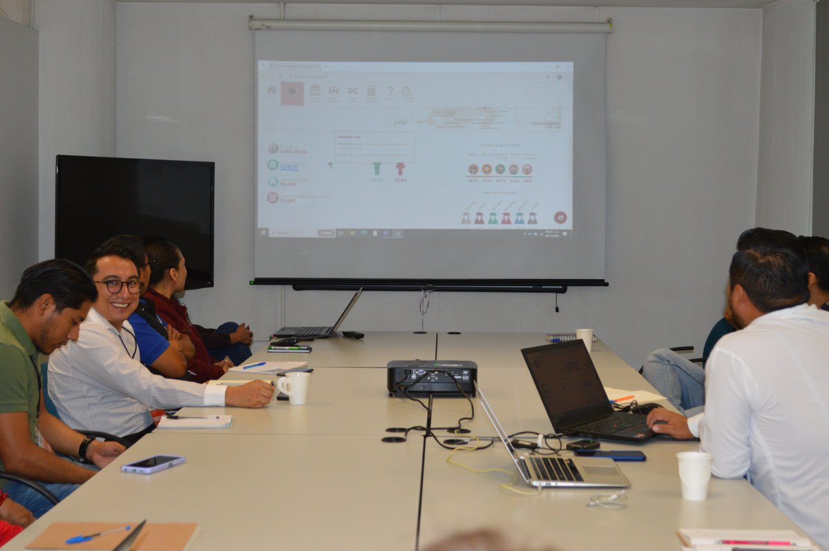 JorgeLopezGuz's tweet image. Con mucho gusto recibimos en el #INEGI al personal de la @DeseconomicoOax con quienes se revisaron los avances del proyecto “Oficina Virtual de Información Económica” #OVIE