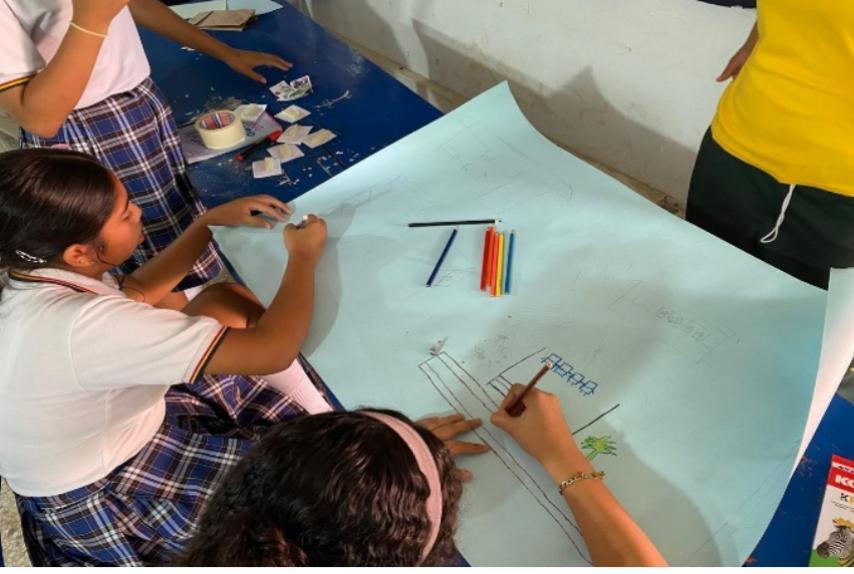 ReconciliaCol's tweet photo. 'Pintando memoria' es una actividad del proyecto 'Tejiendo palabra, Tejiendo Memoria', con la que buscamos mejorar la gestión emocional, la resiliencia psicológica y el proceso creativo de la comunidad de El Carmen de Bolívar, expresando lo más valioso de sus tradiciones. https://t.co/VOmpw91jc2