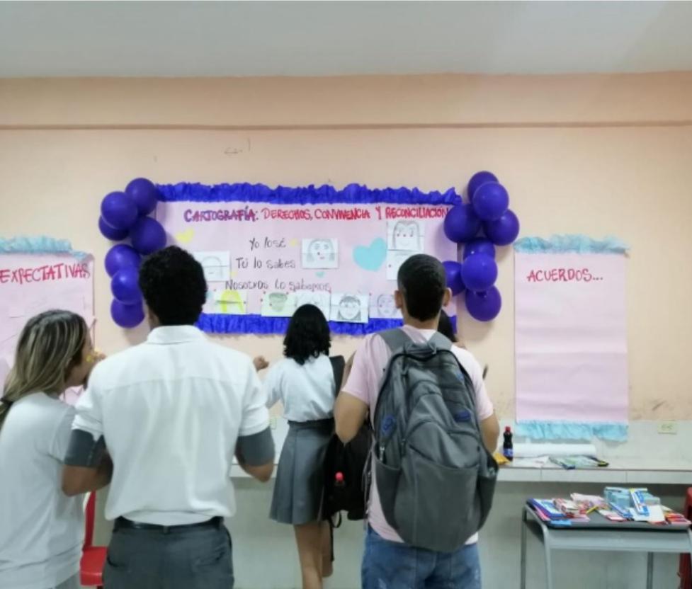 ReconciliaCol's tweet photo. 'Pintando memoria' es una actividad del proyecto 'Tejiendo palabra, Tejiendo Memoria', con la que buscamos mejorar la gestión emocional, la resiliencia psicológica y el proceso creativo de la comunidad de El Carmen de Bolívar, expresando lo más valioso de sus tradiciones. https://t.co/VOmpw91jc2