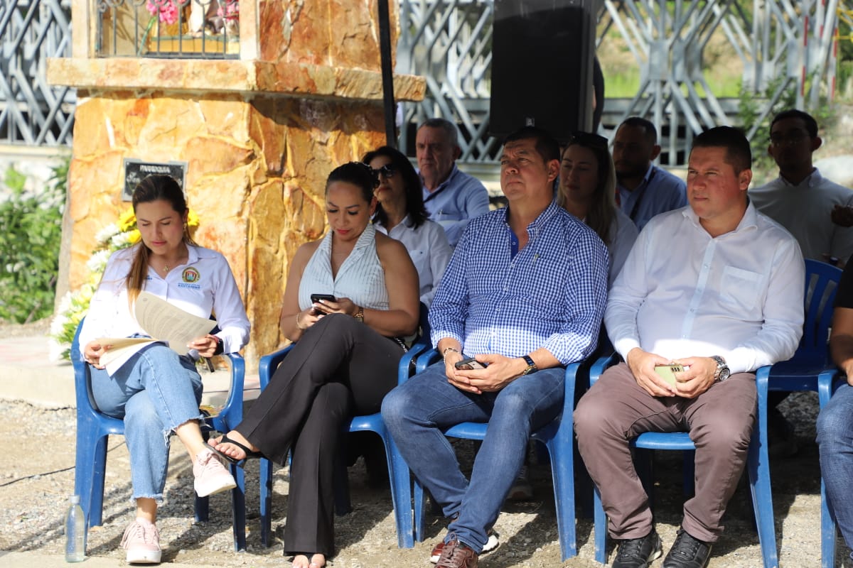 ConRegion's tweet photo. UN PASO FIRME HACIA LA IINTEGRACIÓN DE SOTO NORTE
 A la ceremonia de entrega asistieron los alcaldes: Monica Gonzalez de Matanza, Ecxon Pabón  de Suratá, y Andelfo Portilla de Charta, quienes destacaron la importancia de esta infraestructura para el desarrollo económico y social https://t.co/deBW6nKKiw