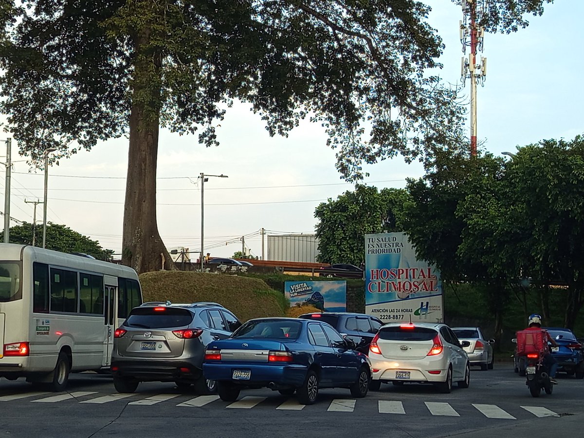 ELSV1011's tweet photo. @VMTElSalvador @NelsonReyesSV @RomeoHerrera1 para esta gracias no pongan a gente inútil pagandoles con impuestos del pueblo si no hacen bien su trabajo , el tráfico es una basura desorden y su empleado allá en el celular mejor https://t.co/KGUQksOwtX