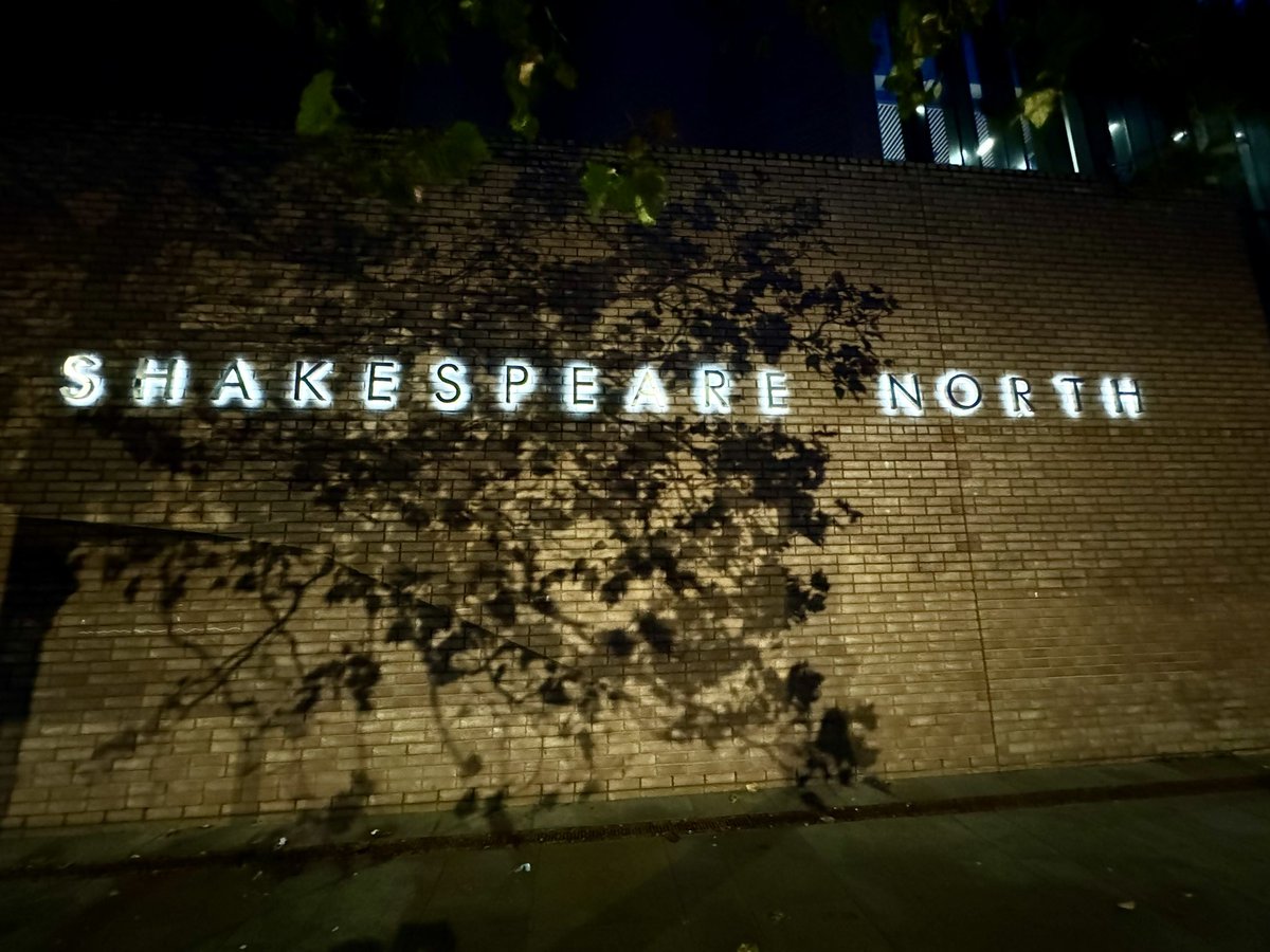 PeteCityPrice's tweet image. Wonderful star 🌟 studded audience tonight for Colin McKeown @LAProductionsUK at @ShakespeareNP brilliant journey of his career the audience loved it. Apologies WHY did I keep saying I&apos;ve done 90 minutes spot on ? It was 2 hours I&apos;ve lost the plot I must get my watch fixed sorry