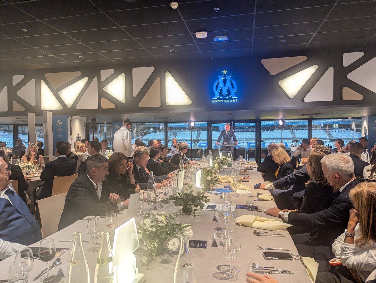 <a href="/PKorcia/">Philippe Korcia</a> <a href="/GroupeBarjane/">BARJANE</a> <a href="/Proman_Interim/">PROMAN</a> <a href="/PatrickMartin_1/">Patrick Martin</a> <a href="/Prefet13/">Préfet de la région Provence-Alpes-Côte d'Azur</a> <a href="/LaTribunePACA/">La Tribune Sud</a> <a href="/RenaudMuselier/">Renaud Muselier</a> <a href="/MartineVassal/">Martine Vassal</a> <a href="/SophieJOISSAINS/">Sophie JOISSAINS</a> <a href="/MaRegionSud/">Région Sud</a> <a href="/AMPMetropole/">Métropole Aix-Marseille-Provence</a> <a href="/medef/">Mouvement des Entreprises de France</a> 📸Soirée économique #FDE2024• <a href="/EPhilippe_LH/">Edouard Philippe</a> (<a href="/HorizonsLeParti/">Horizons</a>) a pris la parole devant les entrepreneurs et politiques du territoire des Bouches-du-Rhône : « Je suis convaincu, quand on regarde les choses avec lucidité, que nous pouvons redresser, reconstruire notre beau pays. »