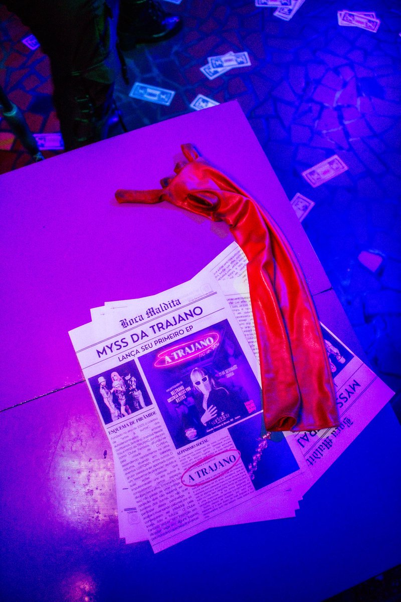 Nesse meio tempo em que o X esteve desonline lancei meu primeiro EP⁉️

“A TRAJANO” reúne 5 músicas produzidas pelo <a href="/b3ltrano/">Beltrano</a> e 1 faixa inédita “Peruca Espanto” produzida pela <a href="/nataliastazka/">Natalia Stazka</a> 👻 

Já são quase 30k de streams e tô muito feliz. Escutem e sacudam as perucas 👇