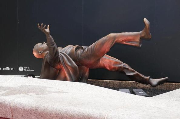 영화 #겟아웃 의 상징적인 장면을 재현한 배우 다니엘 칼루야 동상이 영국 런던에 설치. 그 주변에는 배트맨, 벅스 버니, 패딩턴, 해리 포터, 메리...