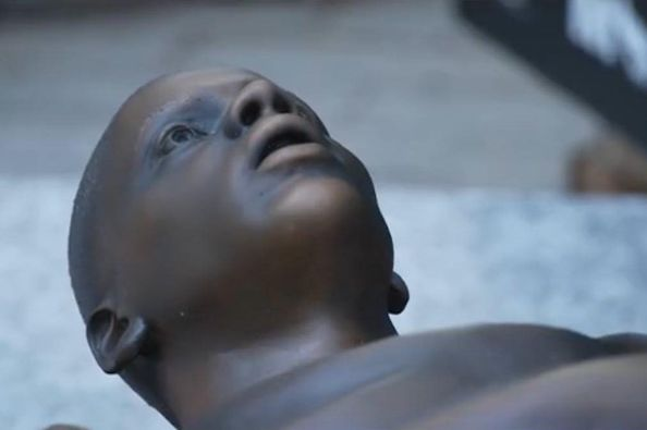 영화 #겟아웃 의 상징적인 장면을 재현한 배우 다니엘 칼루야 동상이 영국 런던에 설치. 그 주변에는 배트맨, 벅스 버니, 패딩턴, 해리 포터, 메리...