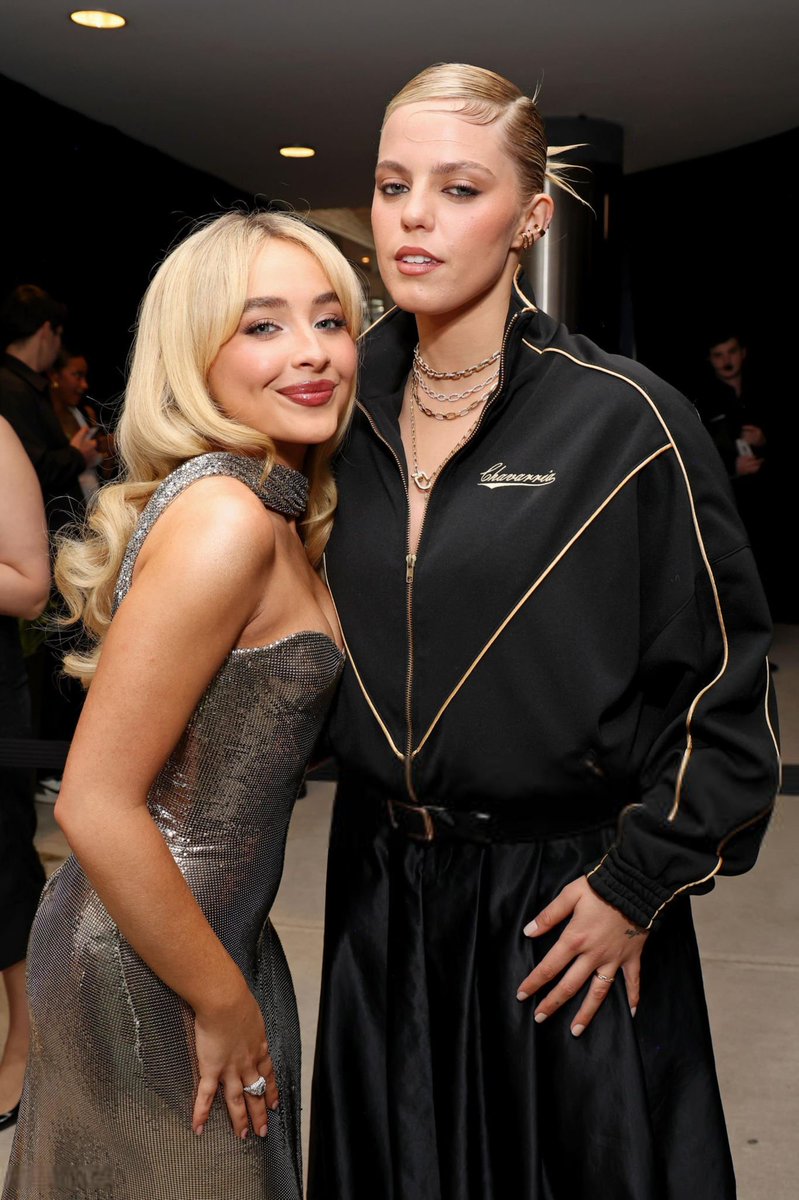 UpdatesBrinaBR's tweet image. 🚨 O REENCONTRO! Sabrina Carpenter com Reneé Rapp no evento #Time100Next Gala.