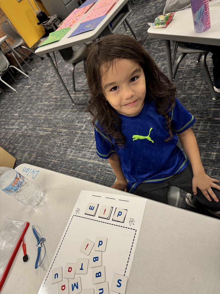 MissPatyQ's tweet image. Students building CVC words with Elkonin boxes! Their proud faces say it all! #Literacy #EngagedLearning @ReedElementary #ReedK #bilingual