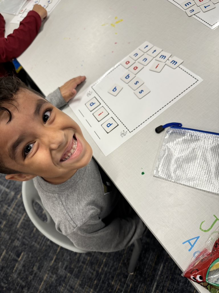 MissPatyQ's tweet image. Students building CVC words with Elkonin boxes! Their proud faces say it all! #Literacy #EngagedLearning @ReedElementary #ReedK #bilingual