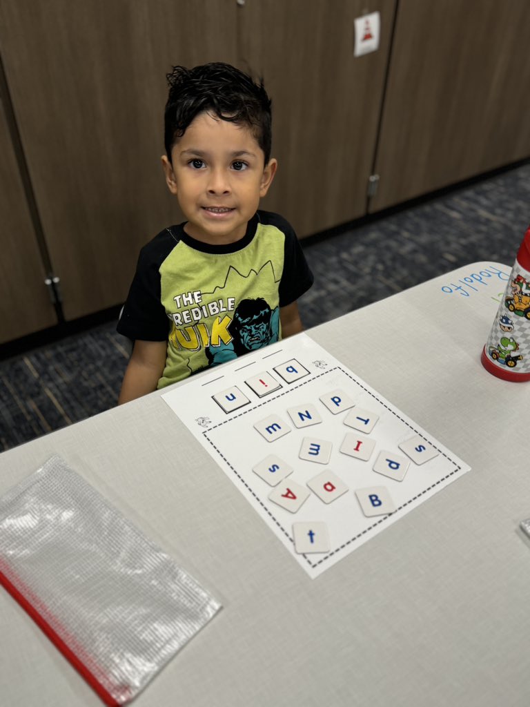 MissPatyQ's tweet image. Students building CVC words with Elkonin boxes! Their proud faces say it all! #Literacy #EngagedLearning @ReedElementary #ReedK #bilingual