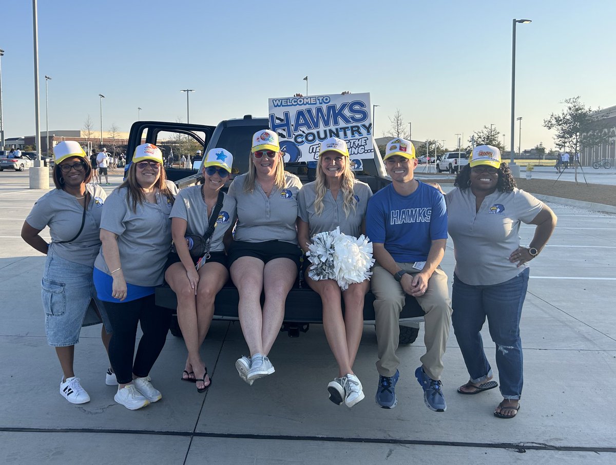 Nothing better than the <a href="/RockHillHS/">Rock Hill High School</a> HOCO Parade! #GoHawks 💙🤍