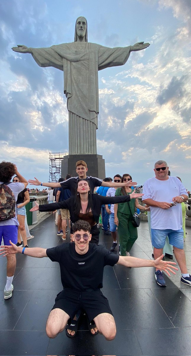 LorennaVictria2's tweet photo. Fui no Cristo redentor (RJ) e não podia deixar de fazer essa pose icônica dos meninos #Haikyuu #haikyuuthread #kageyamatobio #tsukishima #hinatashoyo https://t.co/rihk7IjGnW