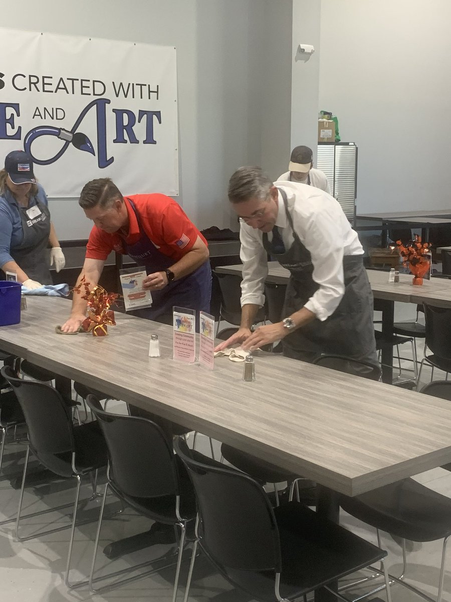Serving dinner and fellowship at the #DreamCenter , along w/ several <a href="/NDGOP/">NDGOP</a> statewides.  Thanks for the evening✝️☮️💟