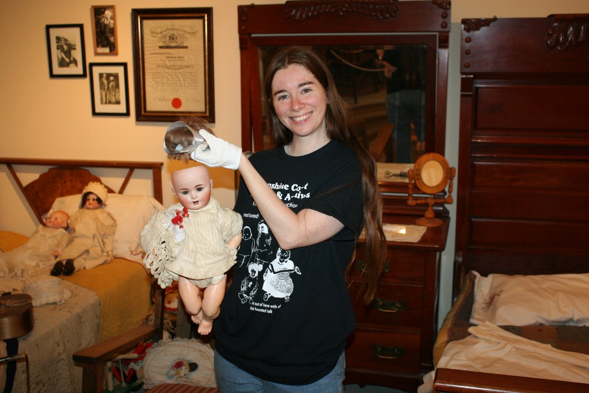 This doll may look sweet, but she loves to scare children! 👻 During a school tour, one of the students picked her up and screamed when her wig unexpectedly fell off. Get your haunted dolls tshirt before they sell out -- $25 with proceeds going to the museum &amp; archives 🎃