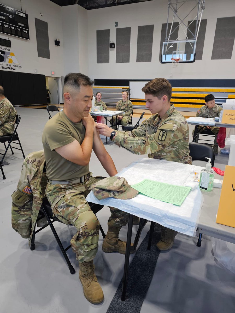 168thMMB's tweet photo. Hey, @EighthArmyKorea and @USForcesKorea, check it out: the best time to get vaccinated is now.

Our team was proud to have the @19th_ESC CG, BG Pak, and the @USAGDaegu Command Team show up as the first to receive the shot (and show off the 💪). Well done - leading from the front. 

 @CDCgov has identified specific high-risk groups that are especially vulnerable to complications from influenza.

Do your part to protect yourself and others: Get your annual flu vaccine. #DefensePublicHealth

@DeptofDefense 
@SecDef 
@SecArmy 
@ArmyMedicine 
@DoD_DHA