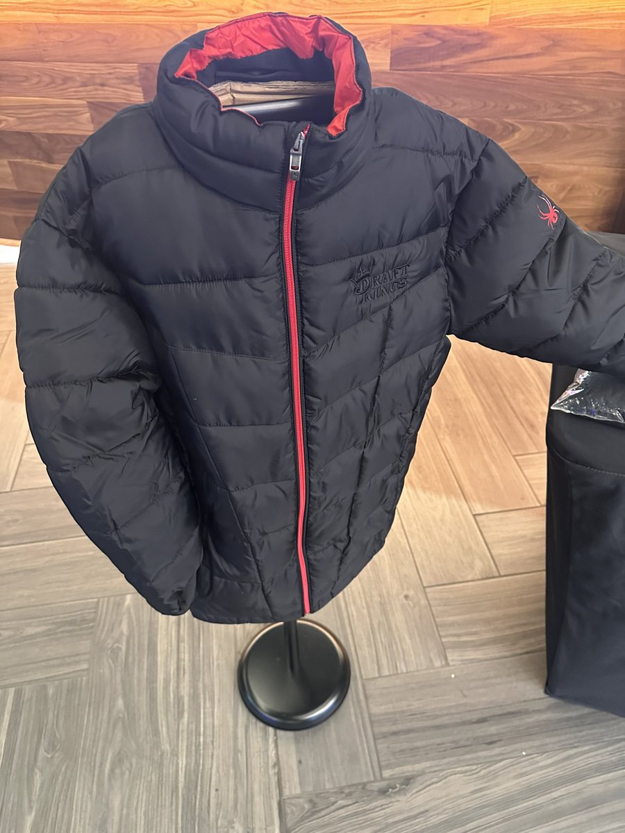 DfsSchoder's tweet image. If you’re in Chicago and want this DraftKings jacket, the sportsbook at Wrigley is giving them away with any Blackhawks parlay of $100 this week. They didn’t advertise the promotion so there is plenty available. Worth it to throw away $6 in EV for a $160 jacket.