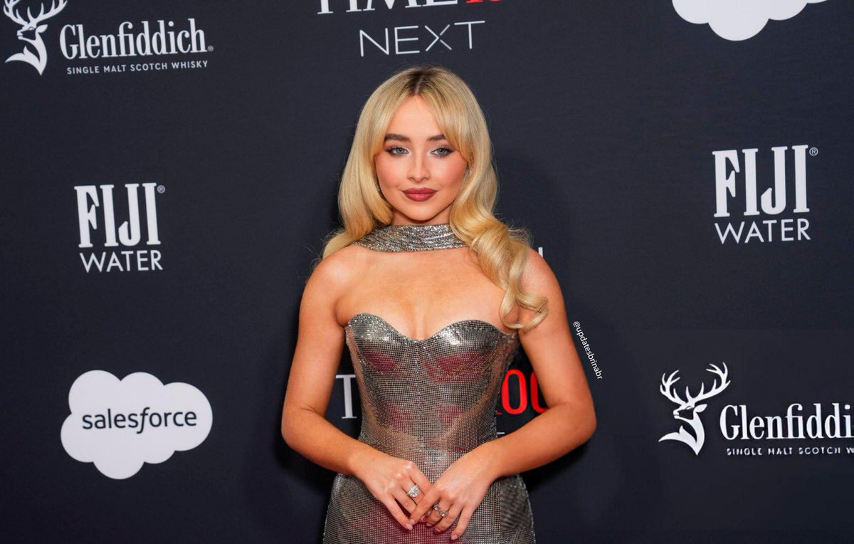 UpdatesBrinaBR's tweet image. O FACE CARD! Sabrina Carpenter no tapete do #Time100Next Gala.