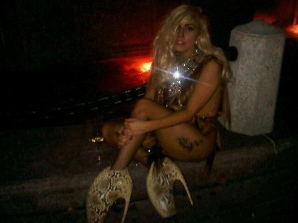 gagasyuyi's tweet photo. lady gaga, 2010 https://t.co/tXcfy3fhJY