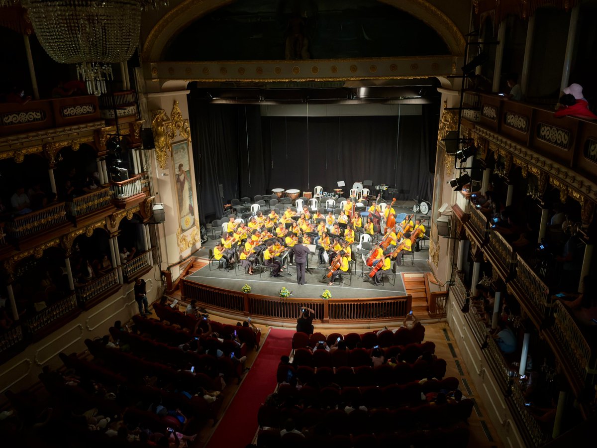 viceartes's tweet photo. 🎻 Bajo la dirección de Camilo Malagón director de la Banda Sinfónica Nacional participantes interpretan las más bellas melodías que nos suenan a Paz.
Así se desarrolla la residencia Orquestal Caribe en Cartagena.#NOalGolpeDeEstado 
@jdcorreau @FranciaMarquezM @infopresidencia https://t.co/Vt5yBCBT3y