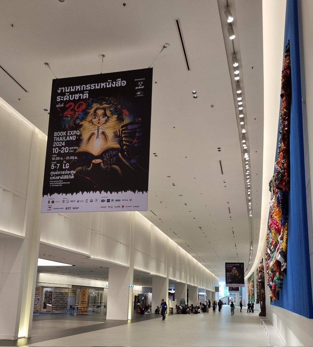 BookFairTH's tweet photo. 07:28น.🗓วันที่10เดือน10
✨️มีคนมานั่งรอ! ต่อคิวเข้างานแล้ว
สด!🙋‍♀️จาก #ศูนย์ฯสิริกิติ์
📚#มหกรรมหนังสือระดับชาติครั้งที่29
#BookExpoThailand2024
📖ประตูเปิด 10 โมงนะ
🗓เริ่ม10สิ้นสุด20ตุลา67
⏰️10:00-21:00น.
#งานหนังสือ #QSNCC
#BookExpoThailand2024
#อ่านกันยันโลกหน้า
#BookFairTH https://t.co/GtykJKGO0T