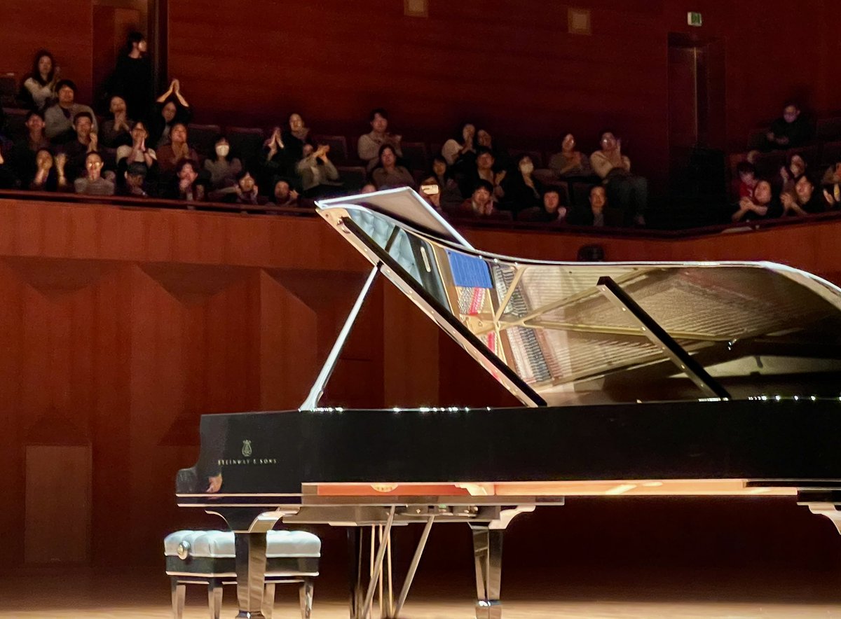 November522's tweet image. 캉토르프 리사이틀. 브람스의 가을을 듣고왔다 인터메조 118을 듣는 호사를 누리며. 모든 레파투어가 하나의 서사로 엮여지는 듯 한 연주. 그의 진지함과 내면이 섬세하게 드러나는 연주가 끝나고 깊은 슬픔을 담고있는 침묵을 공유했다. 아름다웠다