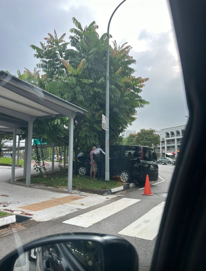 運転するときは、速度に注意し、礼儀正しく安全な方法で運転しなければなりません。それはとても怖いです。 。 😨😨😨😨😨