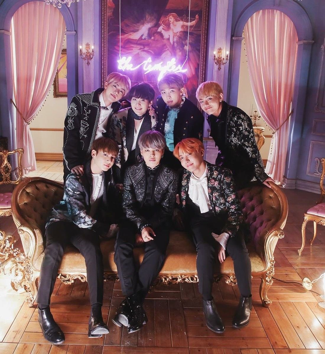 momo64774697's tweet photo. 血、汗、涙から８年
防弾少年団が綺麗め耽美路線になってる～って気になりだして初めてCD買ったのがこの曲だった
日本盤が出た時テレビにいっぱい出て頑張ってたもんね、吉本新喜劇とかよく出てくれたよね
#8YearswithWings https://t.co/dgJNQcUeam