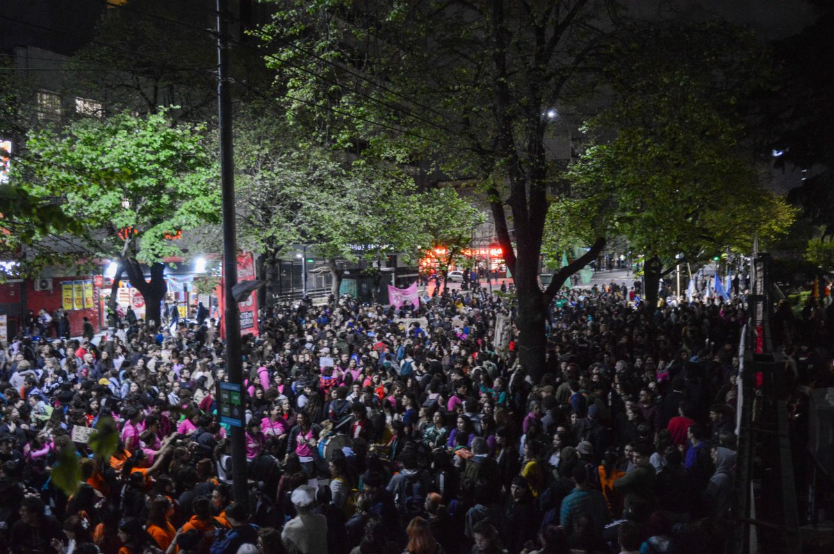 SofiaMartinezN's tweet photo. Más de 5000 estudiantes, docentes y no docentes de la UNLP junto a trabajadorxs de distintos sectores en la toma del Rectorado! Impresionante la fuerza que hay acá. Milei piensa que impuso el veto pero lo que hizo fue despertar al movimiento estudiantil! Estamos de pie!! ✊🏼✊🏼 https://t.co/9zWnIZRZPX