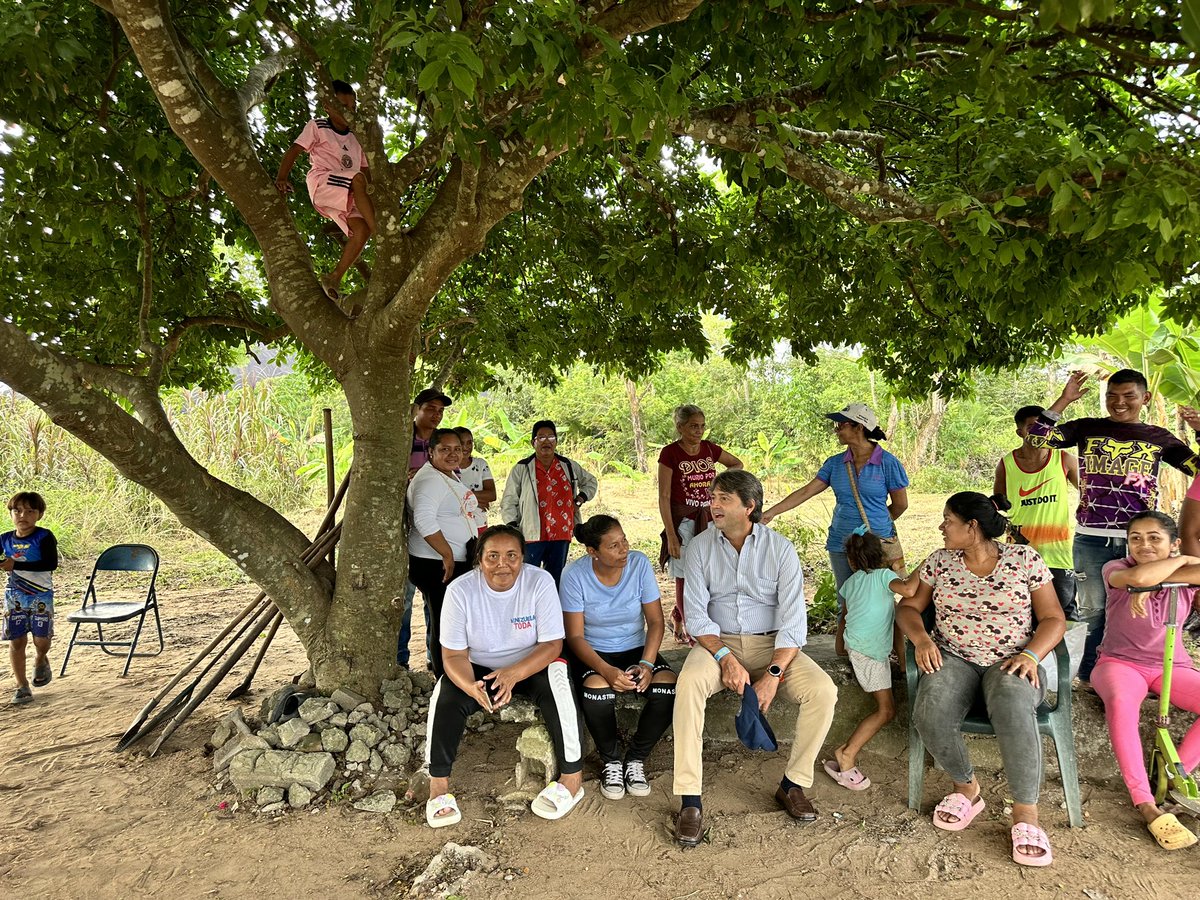 Rampolla_UN's tweet photo. En #Amazonas visité la comunidad de Parhueña donde @FAO_Venezuela y su socio CEPAI trabajaron con las familias para promover medios de vida con formación, insumos y una caja de ahorros. Ahora siguen produciendo alimentos para su consumo y venta. Todo un ejemplo de sostenibilidad. https://t.co/x7hOnPiBmk