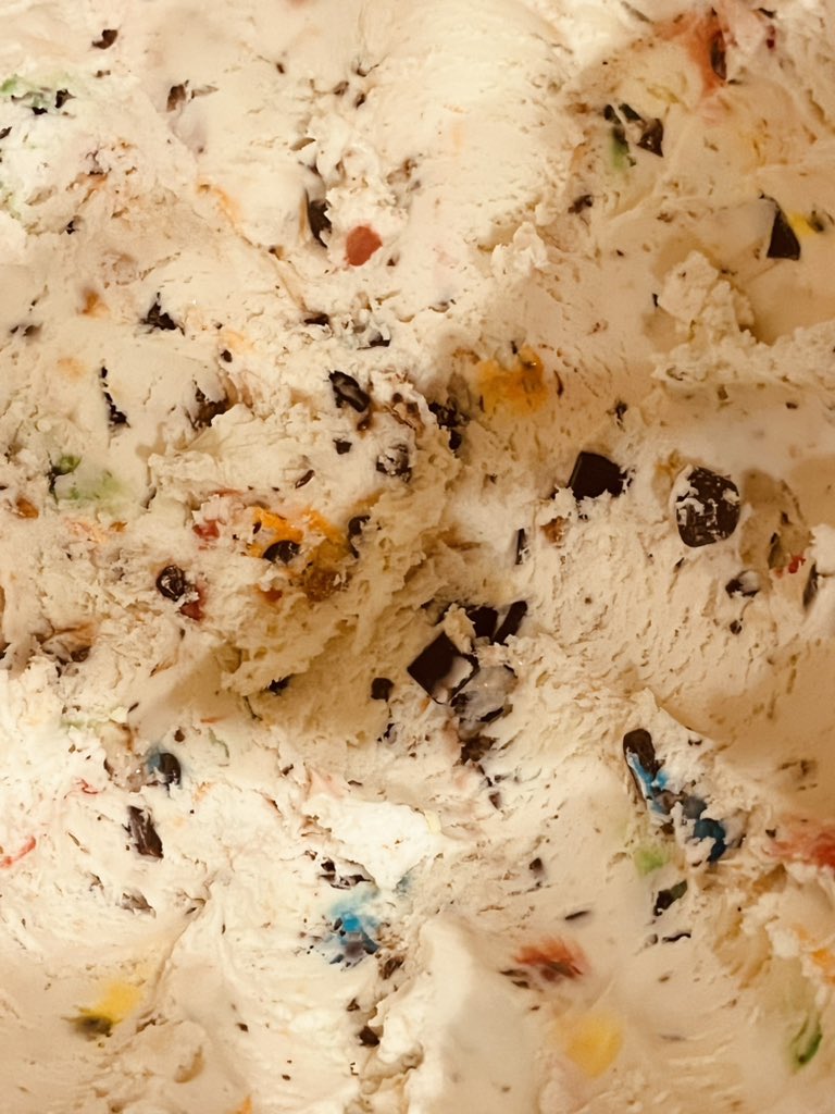 theicecreambarn's tweet image. Halloween Candy is back in the #LimitedEdition menu. It’s a vanilla base with 7 different types of candy. (KitKat, ButterFinger, M&amp;amp;Ms, Peanut Butter cups, Snickers, chocolate chunks, and Heath Bar) #GetItWhileYouCan #HappyHalloween 🎃👻💀
