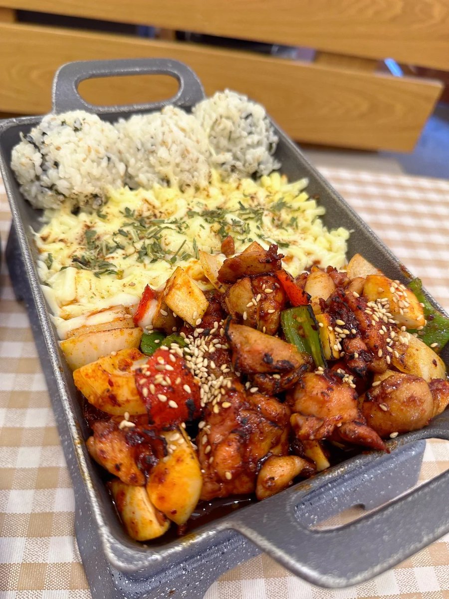 🦃七面鳥チーズのおにぎりを混ぜて食べるとご飯が進みます!
🥗フライドチキンと野菜サラダです