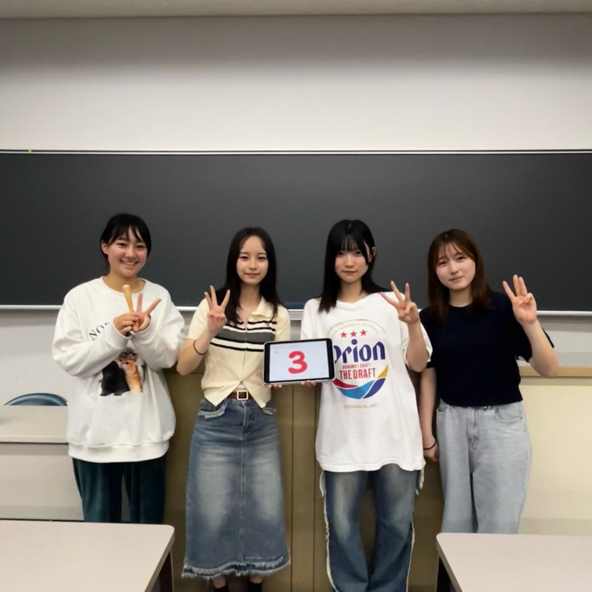 mpu_msmr's tweet photo. ミス・ミスターコンまで残り3日です！
本日はミスの皆さんにカウントダウンしてもらいました！

No.1 みる
@mpu_ms1 

No.2佐藤千耀
@mpu_ms2 

No.3渡部美咲
@mpu_ms3 

No.4加藤萌
@mpu_moe 

#明治薬科大学#ミスコン#ミスミスターコンテスト2024#mpuミスミスターコンテスト2024#ミス明薬#mpuミス https://t.co/We7qwTl1CR