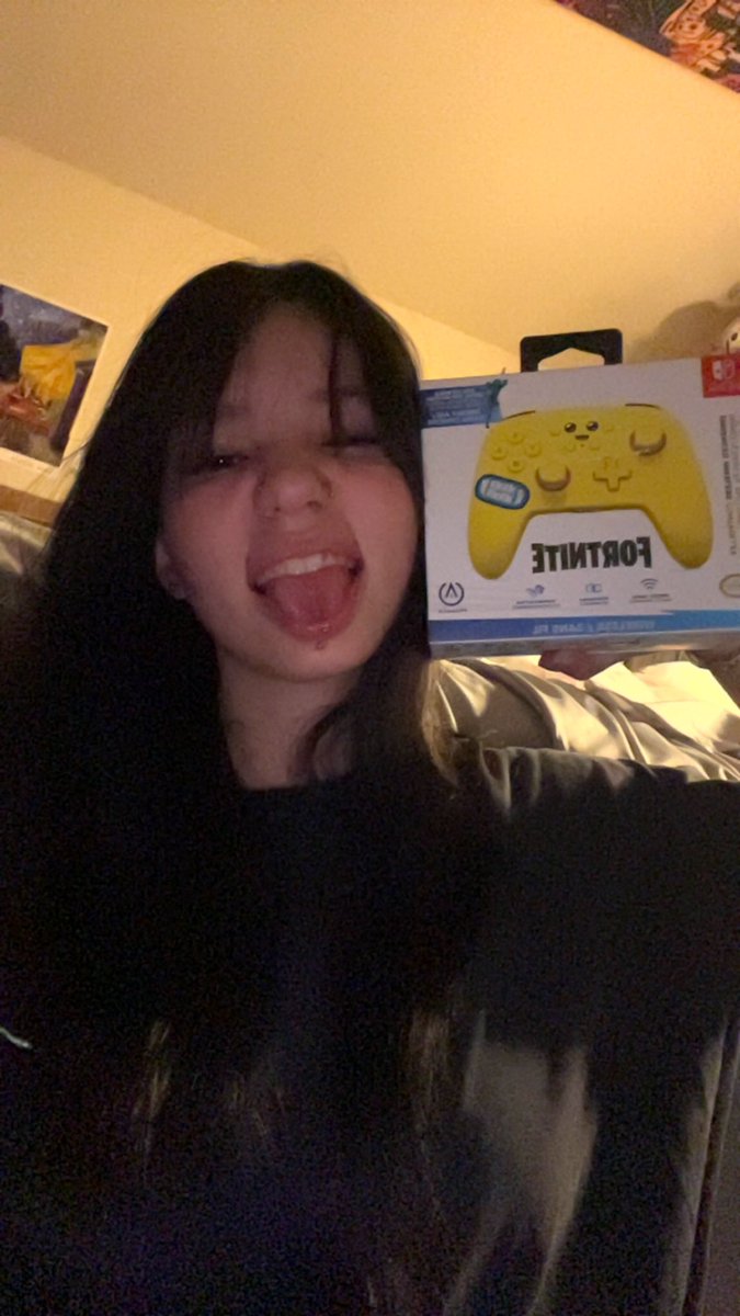 ajbayne69's tweet photo. #boom #newcontroller #peely #fortnitexnintendo #hair https://t.co/PzI31qZ6NM