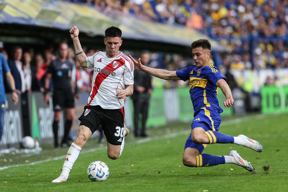 Aaron Anselmino durante el Superclásico.