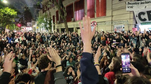 MatiAromi's tweet photo. Boludo, los estudiantes están tomando Universidades en TODO el país. Es IMPRESIONANTE. El Gobierno provoco una demostración de fuerza de uno de los sectores mas combativos de la Argentina. No tiene explicación querer arrebatarle a una generación la libertad de elegir su futuro. https://t.co/q4wTIfrYG9