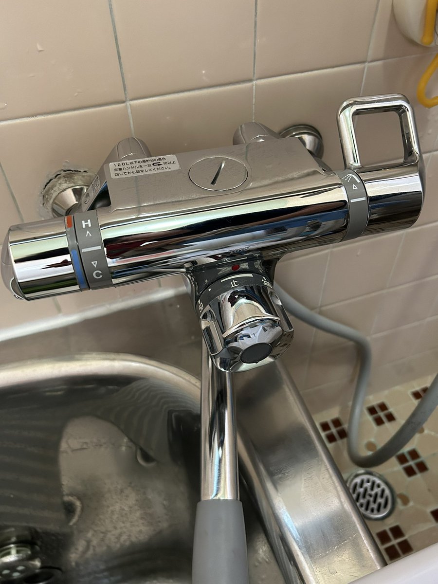 お風呂掃除をご依頼いただくとご覧の通りピカピカにされていただきます🫡✨

¥13,200-〜¥16,500-（税込）

料金の変動は汚れ具合になります🙇‍♂️

kochi-clean.com/price/index.ht…

#高知美装