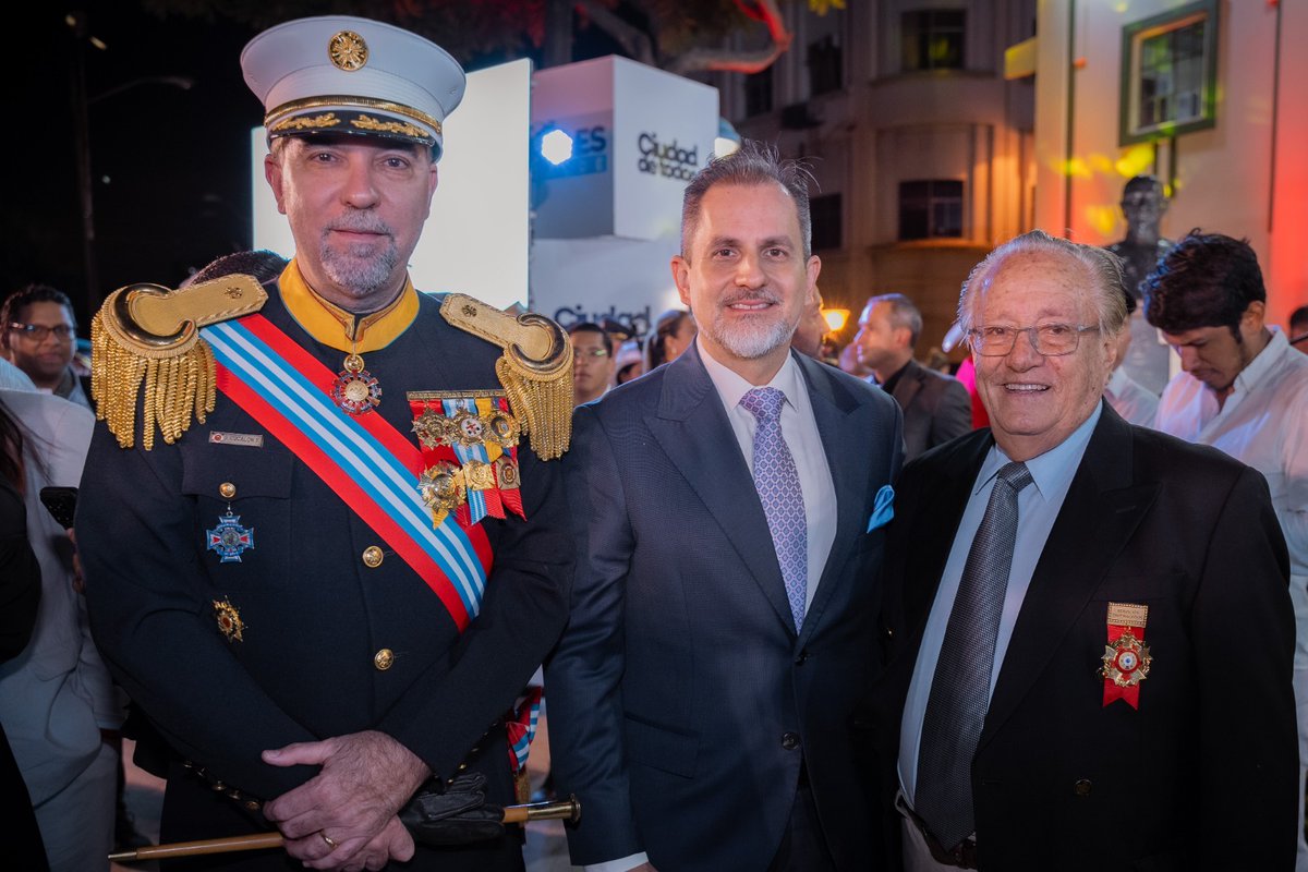 lacamaragye's tweet photo. Nuestro presidente alterno Juan Xavier Sánchez @jxsur  asistió a la sesión solemne por la celebración del Día Clásico del Bombero Ecuatoriano y la conmemoración de los 189 años de fundación del Benemérito Cuerpo de Bomberos de Guayaquil @BomberosGYE, institución heroica, emblemática y representativa de nuestra ciudad.