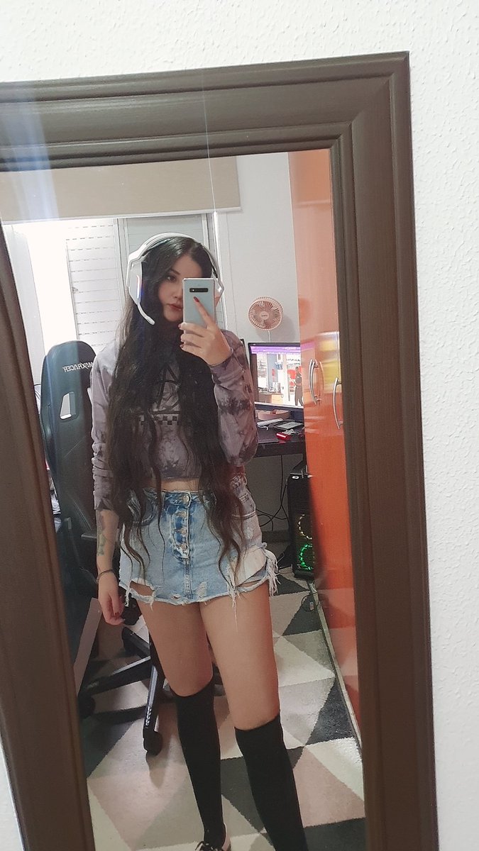 Aproveitar a volta do Twitter para avisar vocês que voltamos com as lives! Voltei tem 1 mês +/- depois de 2 aninhos away ❤🥰

Estamos jogando TFT e voltando a jogar lolzin também. Sorteio para os subs MOUSE HyperX Pulsefire Core.

(fotinho aleatória)