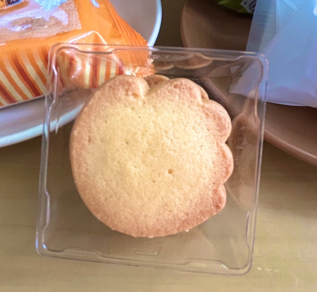 croissantdelun1's tweet image. 日付：10月9日

☑︎履歴書作成、提出
☑︎実務テスト課題→先生にアポ
☑︎Negiさん雑談会参加

体調不良は冷えから来てるのでは？と冷え取り靴下履いたらポカポカして過眠💤

親の差し入れ佐賀福岡銘菓を並べてみる🍡😋マグカップ２つとも私の😇
祝うてサンドのおててが可愛い💕

#AーTECH #FURIARU