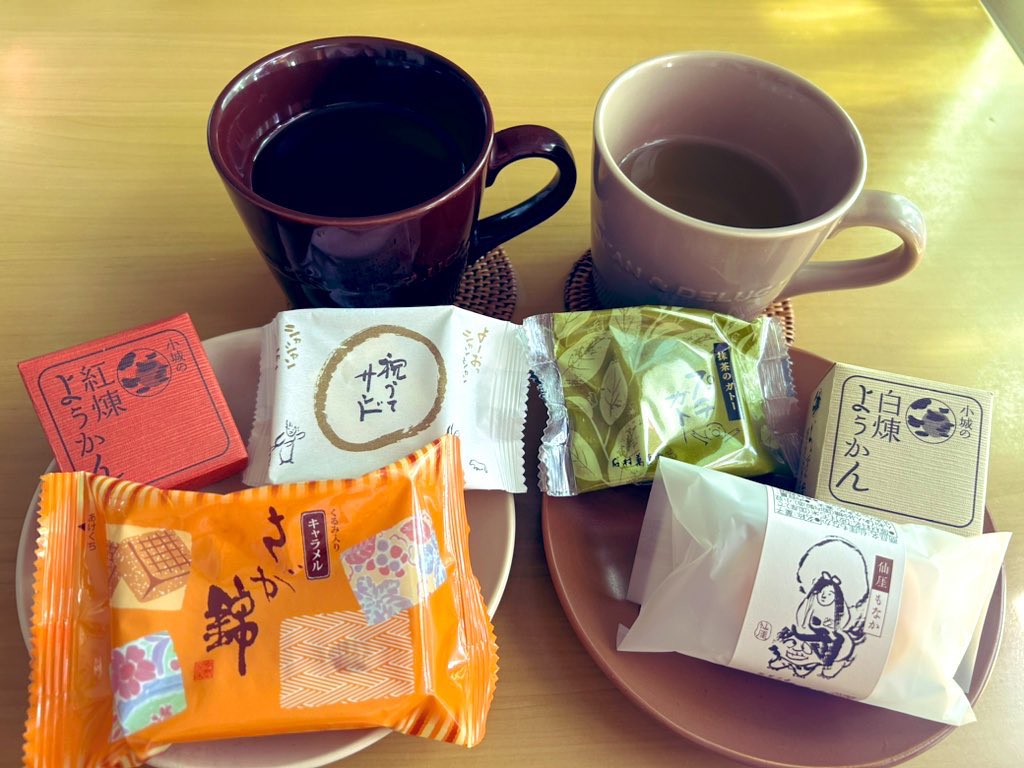 croissantdelun1's tweet image. 日付：10月9日

☑︎履歴書作成、提出
☑︎実務テスト課題→先生にアポ
☑︎Negiさん雑談会参加

体調不良は冷えから来てるのでは？と冷え取り靴下履いたらポカポカして過眠💤

親の差し入れ佐賀福岡銘菓を並べてみる🍡😋マグカップ２つとも私の😇
祝うてサンドのおててが可愛い💕

#AーTECH #FURIARU