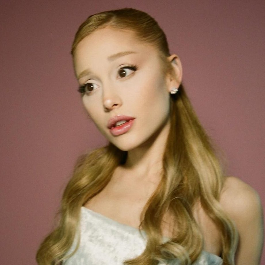 arianagrandebr's tweet photo. Ariana Grande no remix de "Sympathy is a knife":

"Alguém diz: 'Ari, acho que você mudou completamente'
É como uma faca quando alguém diz que prefere a versão antiga e não a nova de mim
E eu penso: 'Quem caralhos é ela?'" https://t.co/mUja9TKloY