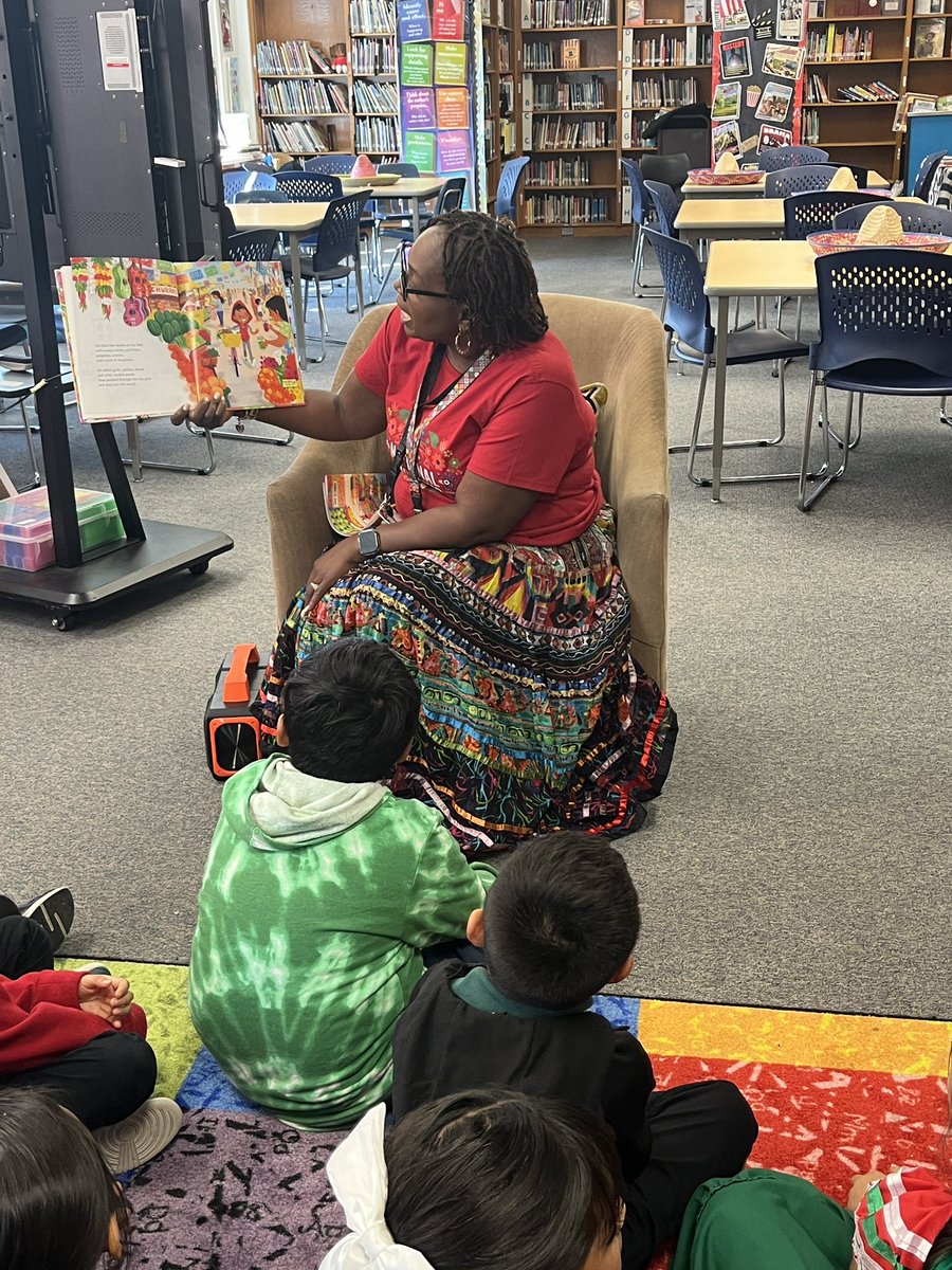 rutledge_mrs's tweet image. Had a wonderful time in my library today celebrating Leamos Juntos. We celebrated with books,song and dance!@DISDREO @DallasReads @DISDLibrarian @DISD_Libraries @WBMillerVikings
