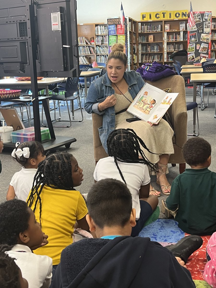 rutledge_mrs's tweet image. Had a wonderful time in my library today celebrating Leamos Juntos. We celebrated with books,song and dance!@DISDREO @DallasReads @DISDLibrarian @DISD_Libraries @WBMillerVikings